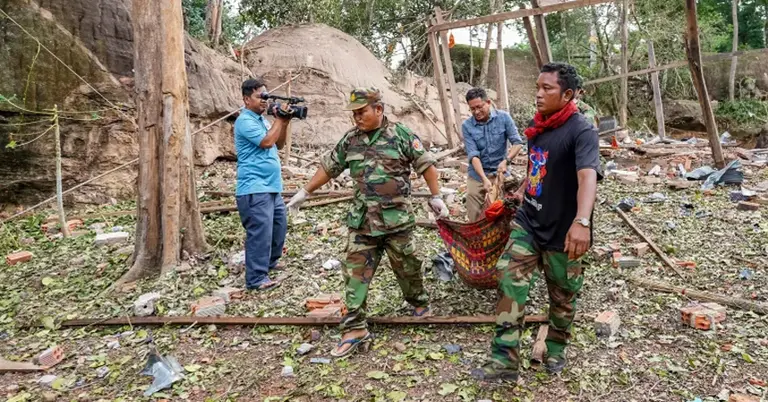 কম্বোডিয়ার সেনাবাহিনী একটি মরদেহ নিয়ে যাচ্ছে